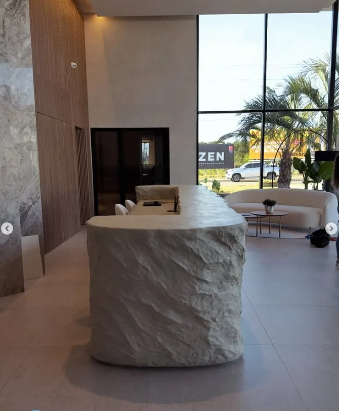 Recepção com balcão escultural em rocha